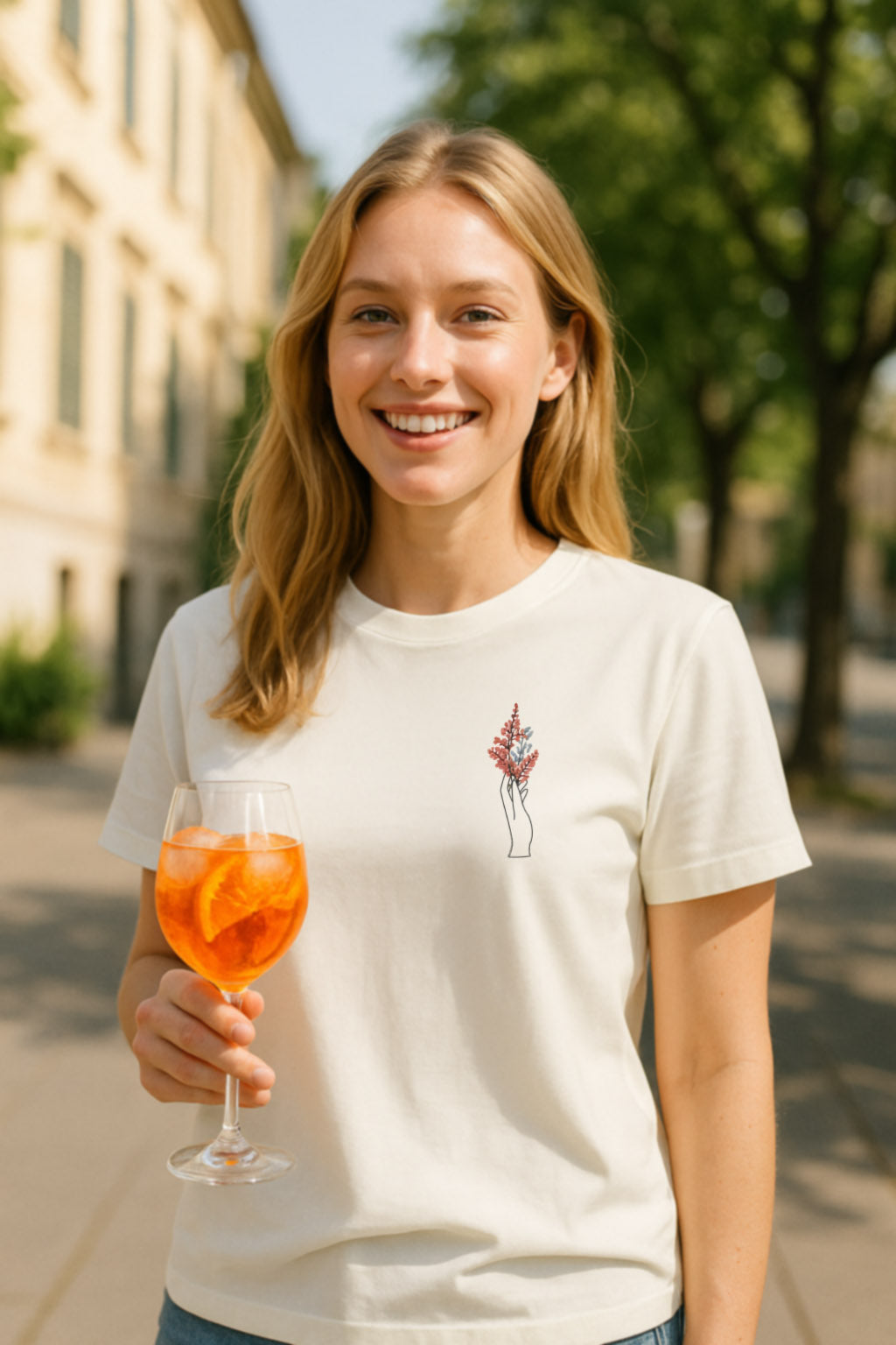 T-Shirt mit Hand und Wildblumen – Brustmotiv Line Art – Bio Baumwolle Shirt für Naturfreunde & Kreative – minimalistisches Damen T-Shirt – Geschenk für Festivalfans