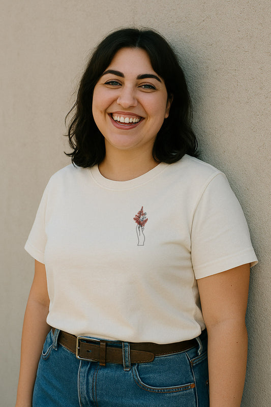 T-Shirt mit Hand und Wildblumen – Brustmotiv Line Art – Bio Baumwolle Shirt für Naturfreunde & Kreative – minimalistisches Damen T-Shirt – Geschenk für Festivalfans